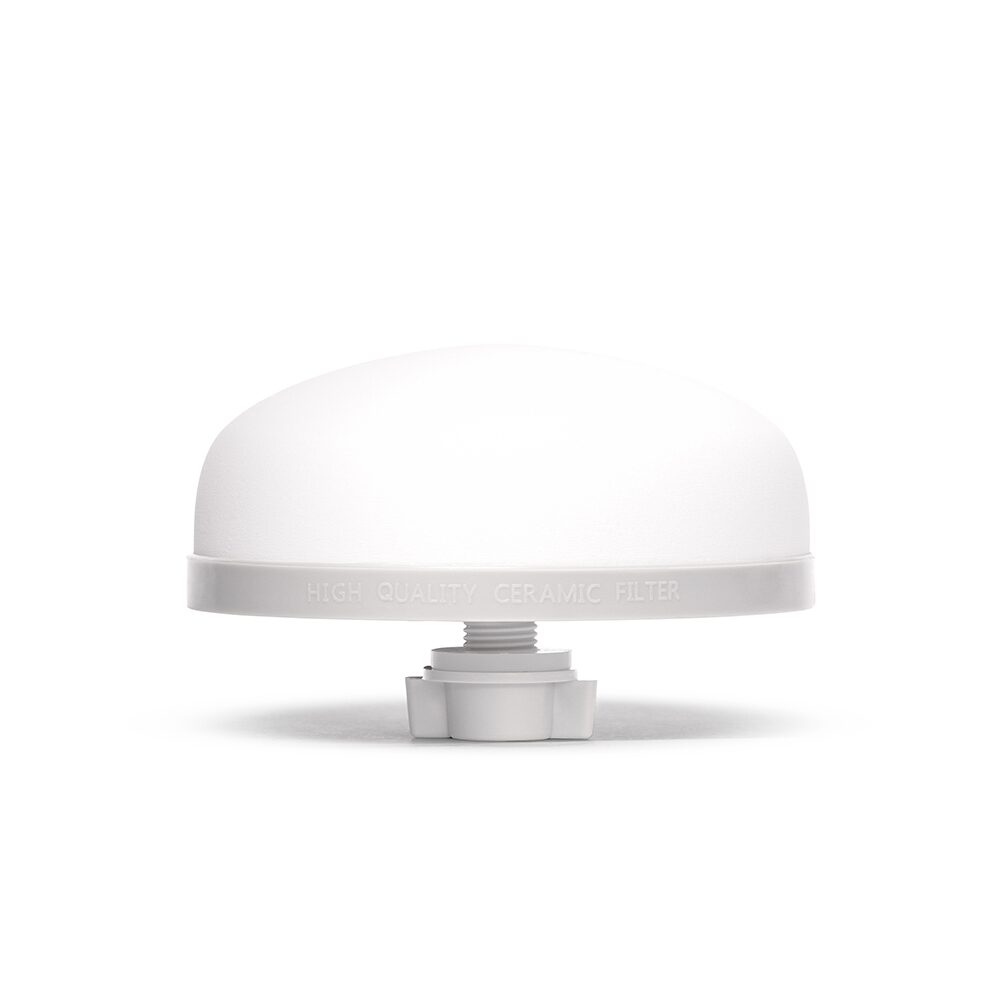 Ein hochweißer, kuppelförmiger Keramikfilter auf einem grauen Sockel zur Entfernung von Partikeln und Mikroplastik.