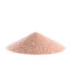 Ein Haufen feinkörniges, rosa Urmeersalz auf einer reinen, weißen Oberfläche.