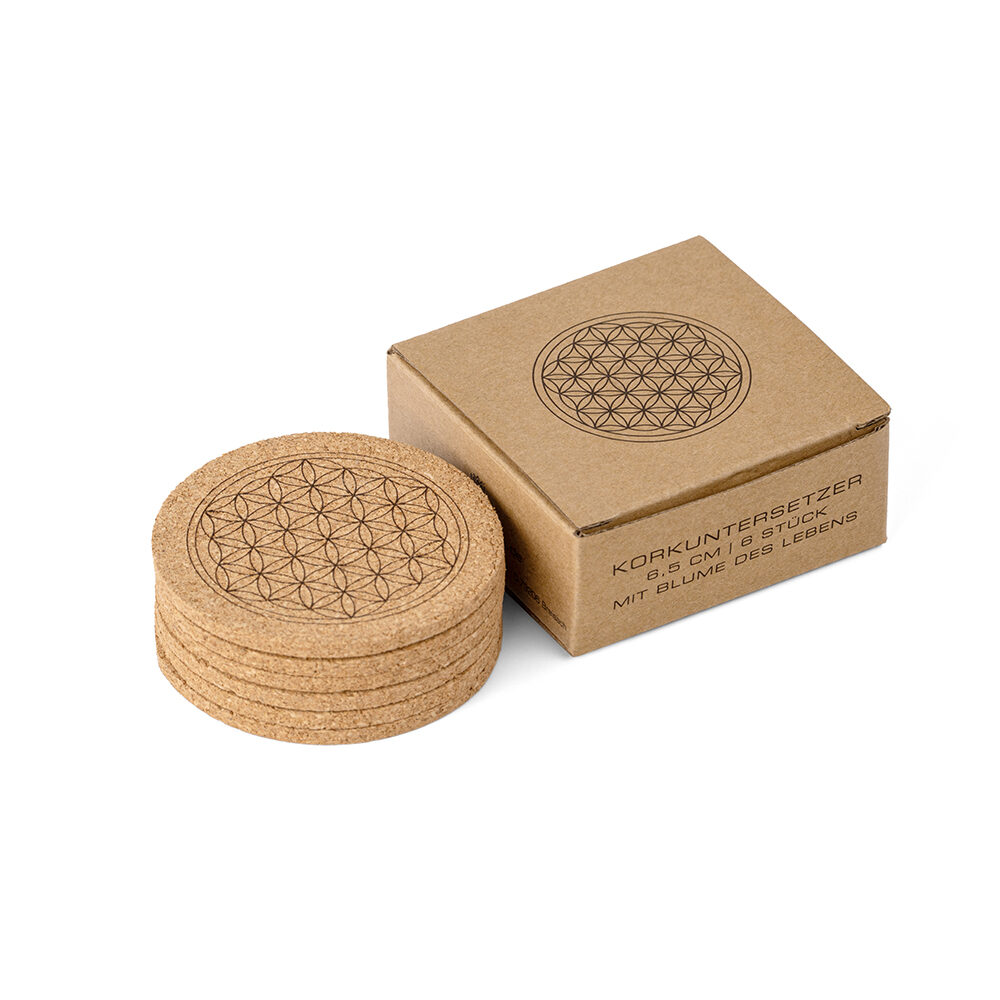 Ein Stapel aus sechs runden Korkuntersetzern mit eingravierter Blume des Lebens neben der dazugehörigen Kartonverpackung.