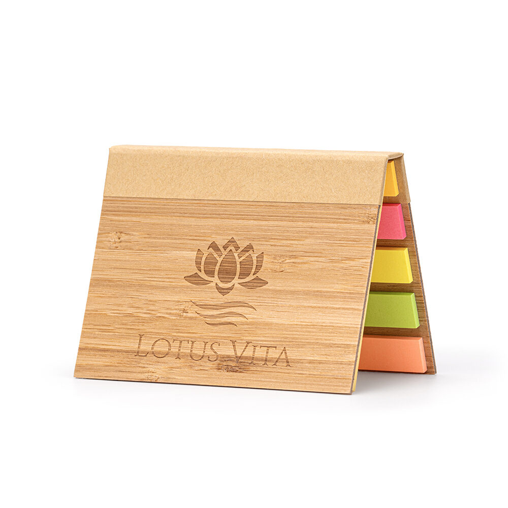 Aufgeklappter Notizblock aus Bambus mit bunten Haftnotizen und eingraviertem Lotus Vita Logo.