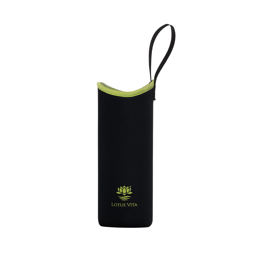 Schwarze Neopren-Schutzhülle mit hellgrünem Rand und Trageschlaufe, verziert mit dem Lotus Vita Logo.