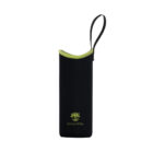 Schwarze Neopren-Schutzhülle mit hellgrünem Rand und Trageschlaufe, verziert mit dem Lotus Vita Logo.