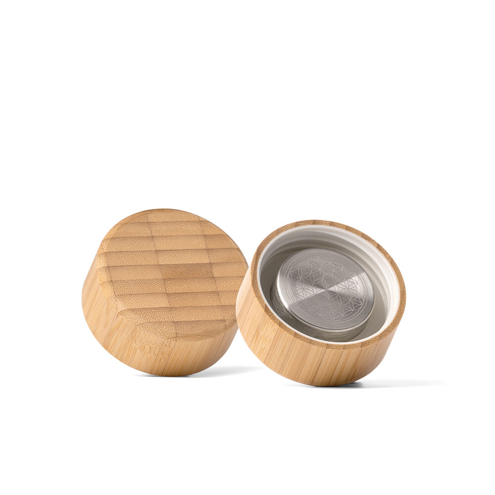 Ansicht von oben und unten der zwei Ersatzdeckel aus Bambus für die Lotus Vita Glasflasche mit Edelsteinfach.