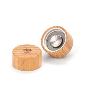 Zwei Ersatzdeckel aus Bambus für Trinkgefäße, einer mit eingraviertem Lotus-Logo, der andere zeigt die Innenseite aus Edelstahl.