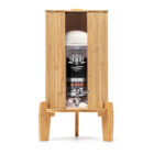 Ein Glas-Wasserfilter von Lotus Vita, auf einem Bambus-Standfuß stehend und ausgestattet mit einem Bambus-Deckel sowie einem passenden Lichtschutz aus Bambus.