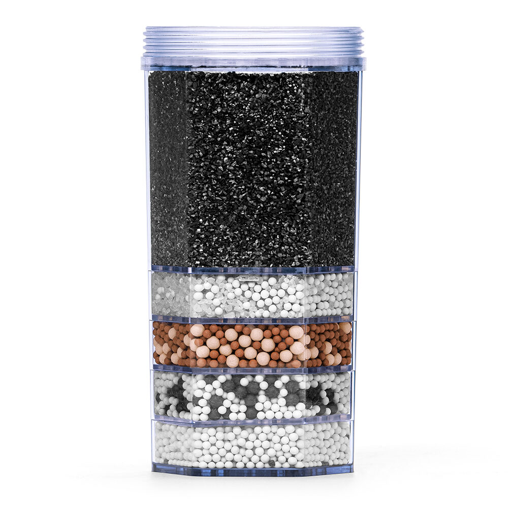 Eine transparente Wasserfilter-Kartusche im Querschnitt, die die einzelnen Schichten aus Aktivkohle und Mineral-Keramiken zur Wasseraufbereitung zeigt.