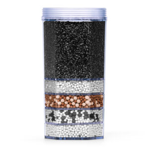 Eine transparente Wasserfilter-Kartusche im Querschnitt, die die einzelnen Schichten aus Aktivkohle und Mineral-Keramiken zur Wasseraufbereitung zeigt.