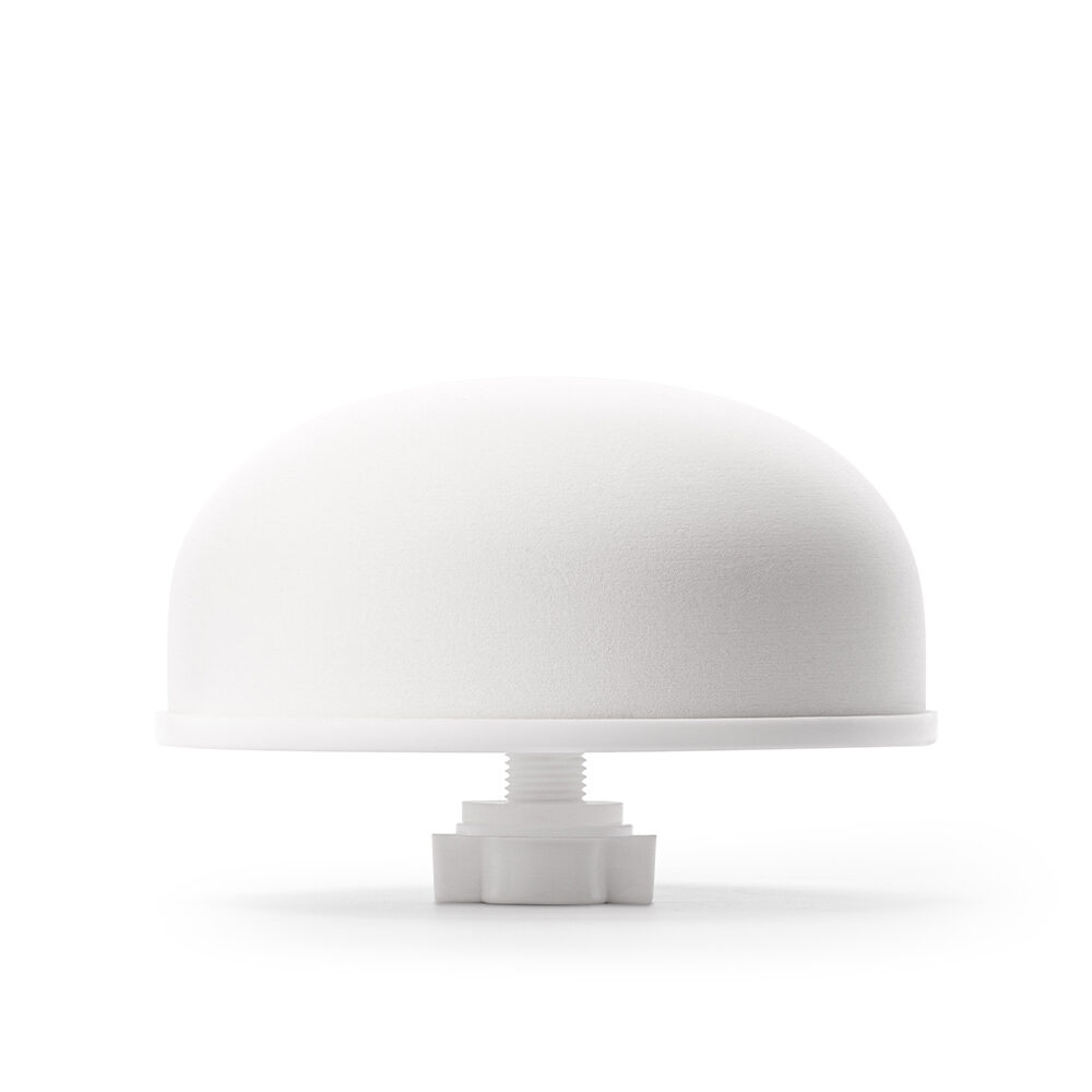 Ein kuppelförmiger, weißer Keramik-Vorfilter für Wasserfilteranlagen auf weißem Hintergrund.