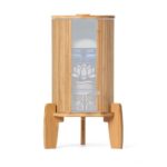 Ein Glas-Wasserfilter mit einem Lichtschutz und Sockel aus nachhaltigem Bambus.