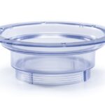 Transparenter Gewindering als Ersatzteil für einen Wasserfilter-Standfilter.