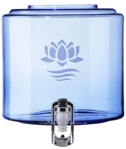 Elegantes, blau getöntes Glasgefäß mit 8 Litern Fassungsvermögen und Zapfhahn, ein zentraler Bestandteil eines Lotus Vita Wasserfiltersystems.