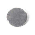 Einzelnes, rundes Filterpad, gefüllt mit Granulat zur Vorfilterung von Kalk in Trinkwasserfiltern von Lotus Vita.