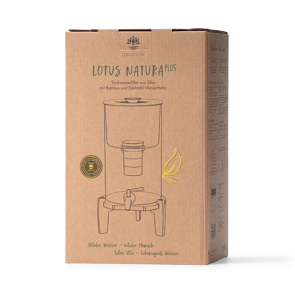 Produktverpackung eines Wasserfiltersystems aus Glas und Bambus auf einem weißen Hintergrund.