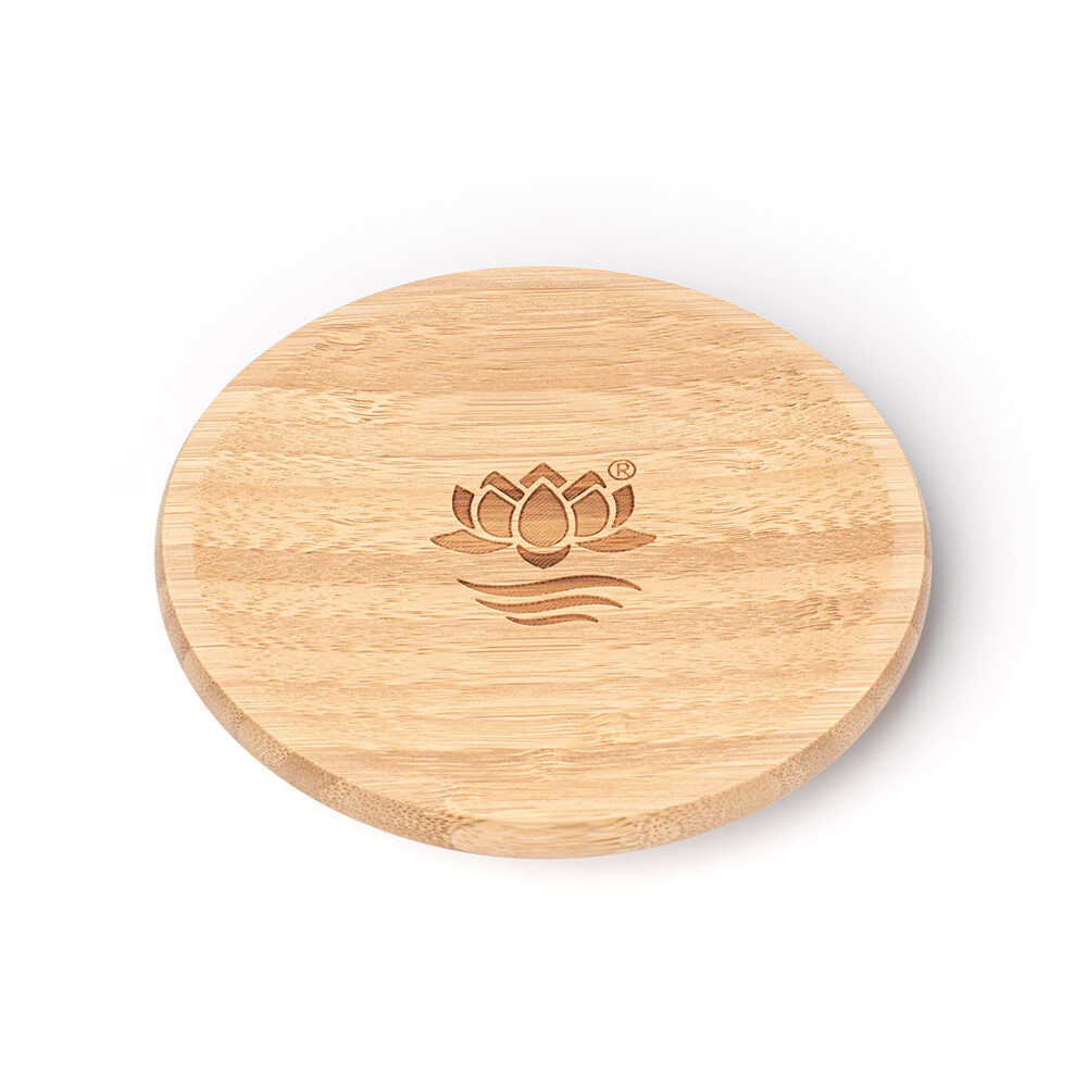 Runder Deckel aus hellem Bambusholz mit eingraviertem Lotus-Blüten-Logo auf weißem Hintergrund.
