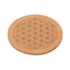 Ein runder Untersetzer aus Kork, in den das geometrische Muster der Blume des Lebens eingraviert ist.