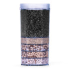 Eine mehrschichtige Wasserfilterkartusche mit verschiedenen Filtermedien wie Aktivkohle und Mineralkugeln in einem durchsichtigen Gehäuse.