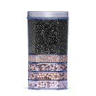 Eine transparente Wasserfilter-Kartusche, die in mehreren Schichten mit verschiedenen Filtergranulaten und Mineralkugeln gefüllt ist.