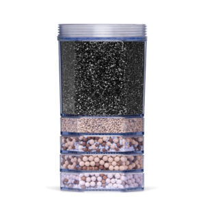 Eine transparente Wasserfilter-Kartusche, die in mehreren Schichten mit verschiedenen Filtergranulaten und Mineralkugeln gefüllt ist.