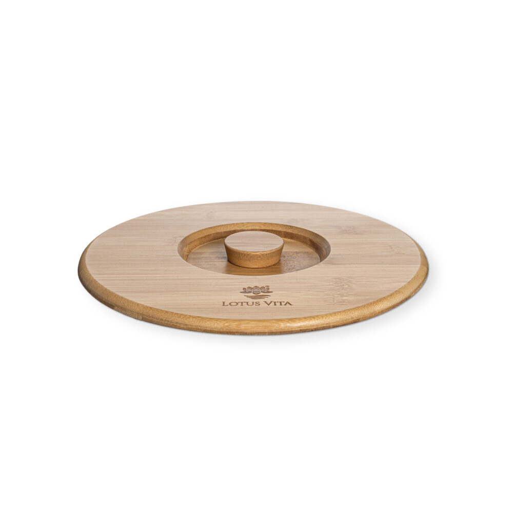 Flacher, runder Deckel aus hellem Bambusholz mit eingelassenem Griff und dem Lotus Vita Logo.