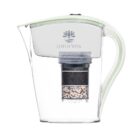 Ein zartgrüner Wasserfilterkrug für Familien, dessen transparenter Behälter den Blick auf die Filterkartusche mit verschiedenen Mineralschichten freigibt.