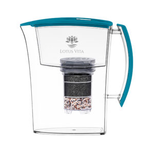 Transparente Wasserfilter-Kanne von Lotus Vita in Aquamarinblau mit sichtbarer Filterkartusche.