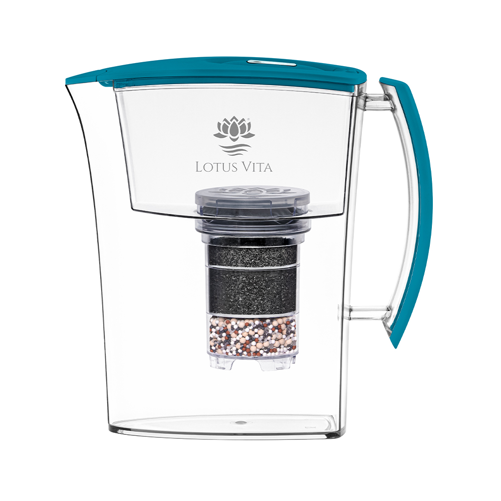 Transparente Wasserfilter-Kanne von Lotus Vita in Aquamarinblau mit sichtbarer Filterkartusche.