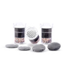 Drei mehrstufige Wasserfilter-Kartuschen und vier runde Kalkfilter-Pads, die als Set für einen sechsmonatigen Vorrat angeordnet sind.