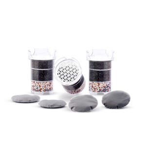 Drei mehrstufige Wasserfilter-Kartuschen und vier runde Kalkfilter-Pads, die als Set für einen sechsmonatigen Vorrat angeordnet sind.
