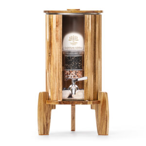 Ein Stand-Wasserfilter aus massivem Akazienholz mit einem Glasbehälter, sichtbaren Filterkartuschen und einem Zapfhahn aus Edelstahl.