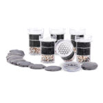 Jahresvorrat an Wasserfilter-Ersatzteilen, bestehend aus sechs Filterkartuschen und zwölf runden Kalkfilter-Pads.